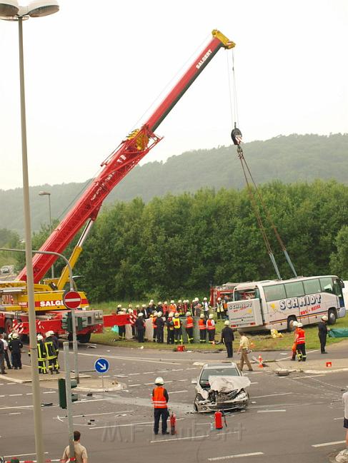Schwerer Unfall mit Reisebus Lohmar Donrather Dreieck P474.JPG